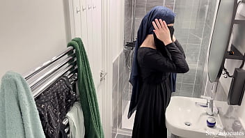 Omg! I Didn't Know Arab Girls Do That. I Caught A Muslim Arab Girl In Hijab Masturbating In The Shower free video