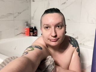 Keeno Takes A Short Bath Face Reveal Voyeur free video